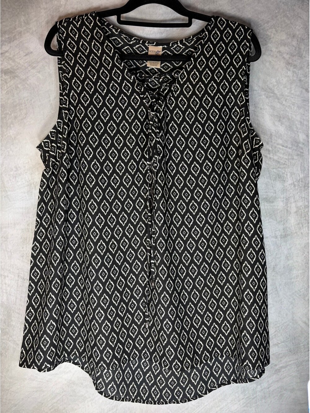 Terra & Sky Women's Plus Size 1X Black White Geometric Sleeveless Blouse